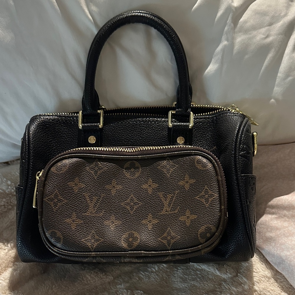 Gorgeous speedy style bag with front pocket!